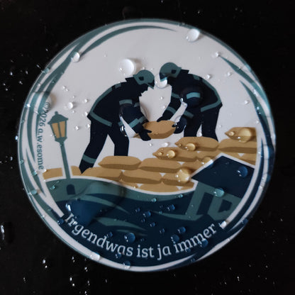 Nahaufnahme eines wasserfesten Feuerwehr-Stickers mit Wassertropfen auf der matten, wetterbeständigen Oberfläche.
