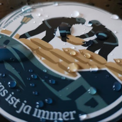 Makroaufnahme von Wassertropfen auf dem Hochwasser-Einsatzsticker, die die wasserabweisende Eigenschaft zeigt.
