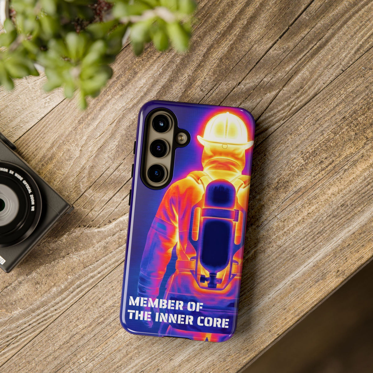 Robustes Samsung Galaxy Feuerwehr Tough Case im bunten Atemschutz-Wärmebild-Design liegt auf einem Holztisch.

