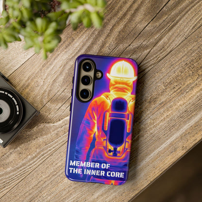 Robustes Samsung Galaxy Feuerwehr Tough Case im bunten Atemschutz-Wärmebild-Design liegt auf einem Holztisch.
