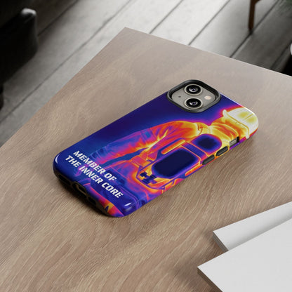Robustes Feuerwehr iPhone Case im bunten Atemschutz-Wärmebild-Design liegt auf einem hellen Holztisch.