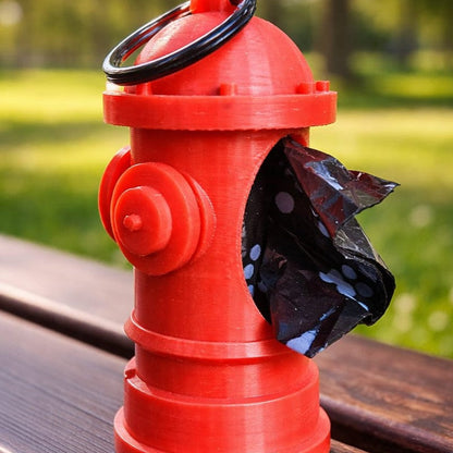 Roter Kotbeutelspender in Form eines amerikanischen Hydranten auf einer Holzbank mit heraushängendem schwarzen Beutel.