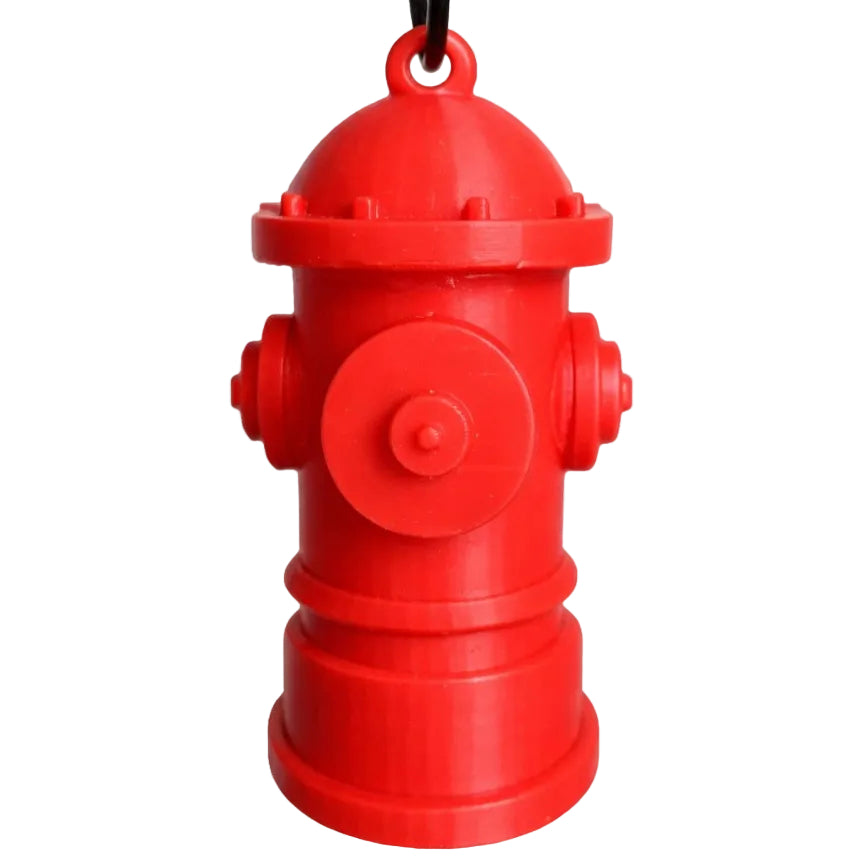 Freigestellte Vorderansicht des roten Hydranten-Hundekotbeutelspenders aus robustem PETG-Kunststoff auf weißem Hintergrund.