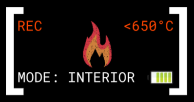 Detailansicht des weißen Brust-Aufdrucks im Stil einer Wärmebildkameraanzeige mit roter Flamme und dem Text MODE: INTERIOR.