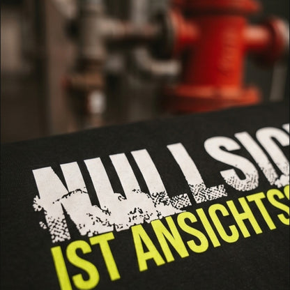 Detailansicht des hochwertigen Textaufdrucks Nullsicht Ist Ansichtssache im rauen Grunge-Look auf schwarzem Baumwollstoff.