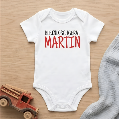 Weißer Feuerwehr Babybody aus Bio-Baumwolle mit dem Aufdruck Kleinlöschgerät Martin neben einem Holzspielzeugauto.