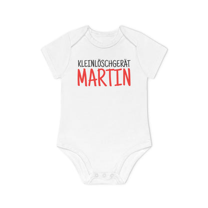 Produktgrafik der Vorderseite des weißen Babybodys mit schwarzem Schriftzug Kleinlöschgerät und rotem Wunschnamen Martin.