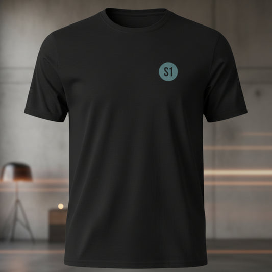 Vorderansicht des schwarzen Unisex T-Shirts im Regular Fit mit einem kleinen, blauen Status-1-Logo auf der linken Brust.