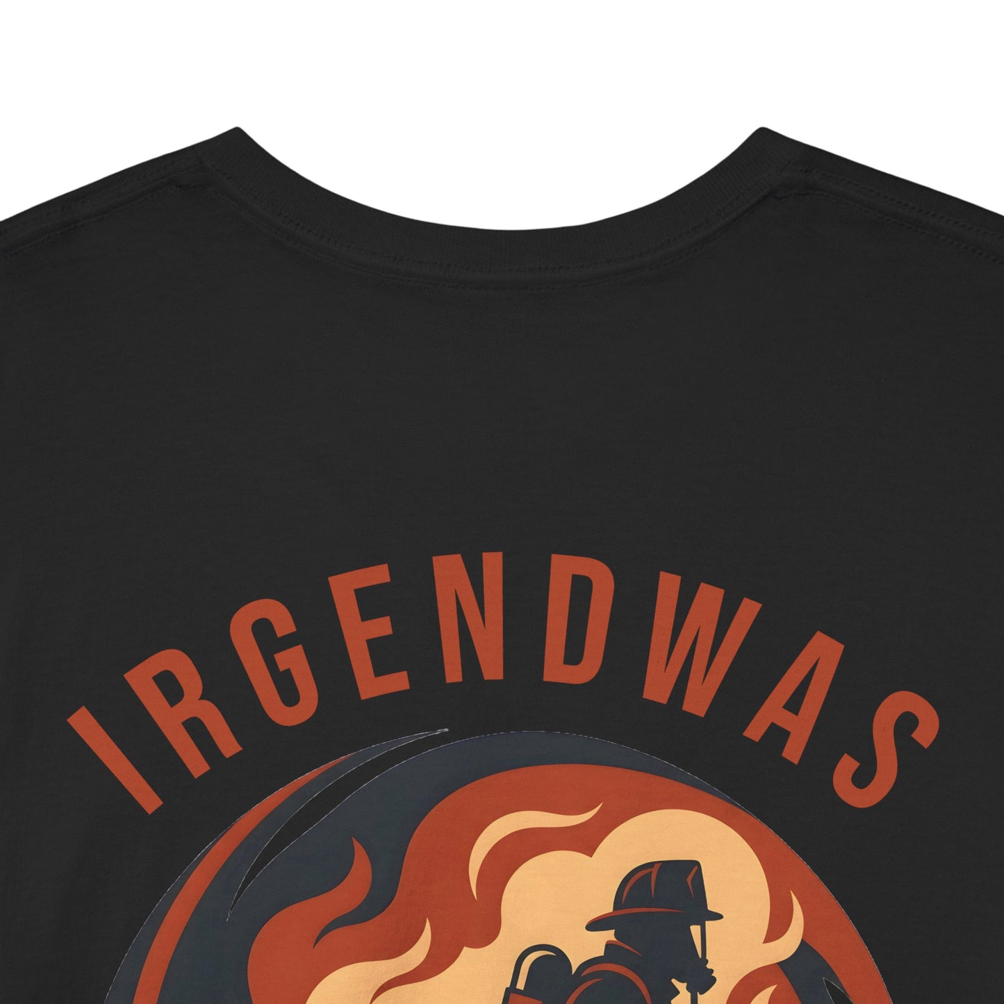 Digitaler Design-Ausschnitt des kreisrunden Innenangriff-Motivs mit dem bogenförmigen orangefarbenen Schriftzug IRGENDWAS.
