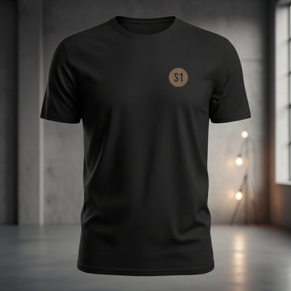 Vorderansicht des schwarzen Unisex T-Shirts im Regular Fit mit einem kleinen, orangefarbenen Status-1-Logo auf der linken Brust.