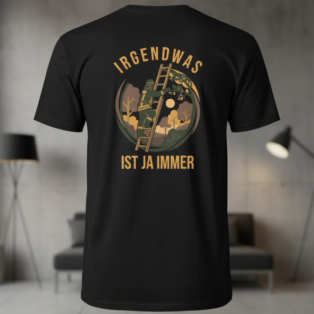 Rückansicht eines schwarzen Feuerwehr-Shirts mit großflächigem Tierrettungs-Rückenprint im Retro-Patch-Look und dem Slogan Irgendwas ist ja immer.