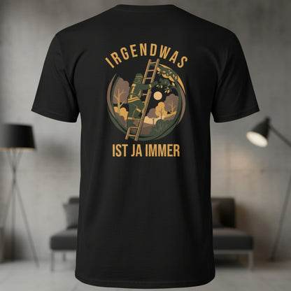 Rückansicht eines schwarzen Feuerwehr-Shirts mit großflächigem Tierrettungs-Rückenprint im Retro-Patch-Look und dem Slogan Irgendwas ist ja immer.