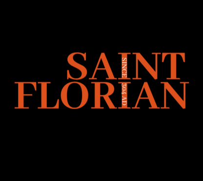 Nahaufnahme des kontrastreichen, orangefarbenen Text-Aufdrucks Saint Florian Since 304 AD auf dem schwarzen T-Shirt.