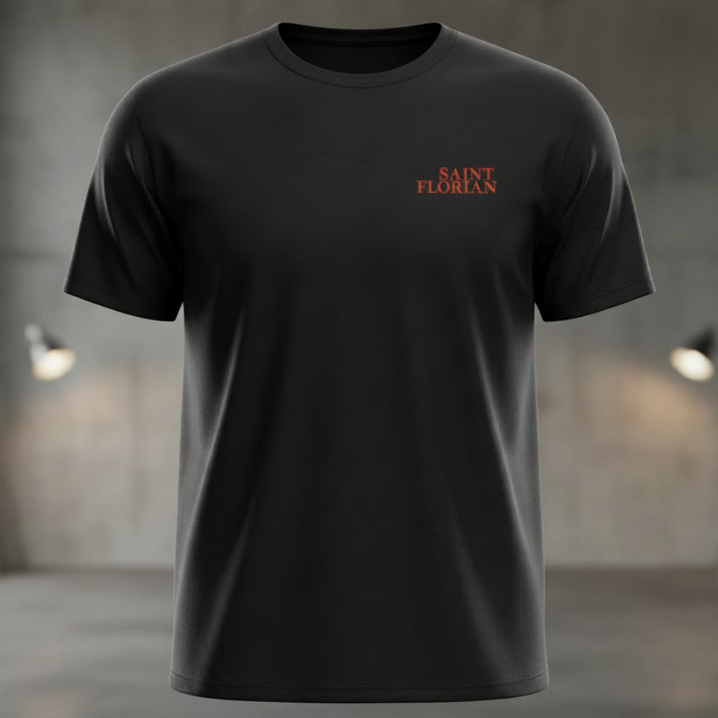 Vorderansicht eines schwarzen T-Shirts im Regular Fit mit feuerwehr-orangefarbenem Saint Florian Brustlogo.
