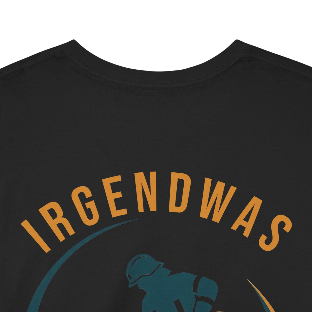 Digitaler Design-Ausschnitt des kreisrunden THL-Einsatzmotivs mit dem bogenförmigen orangefarbenen Schriftzug IRGENDWAS.