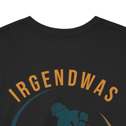 Digitaler Design-Ausschnitt des kreisrunden THL-Einsatzmotivs mit dem bogenförmigen orangefarbenen Schriftzug IRGENDWAS.