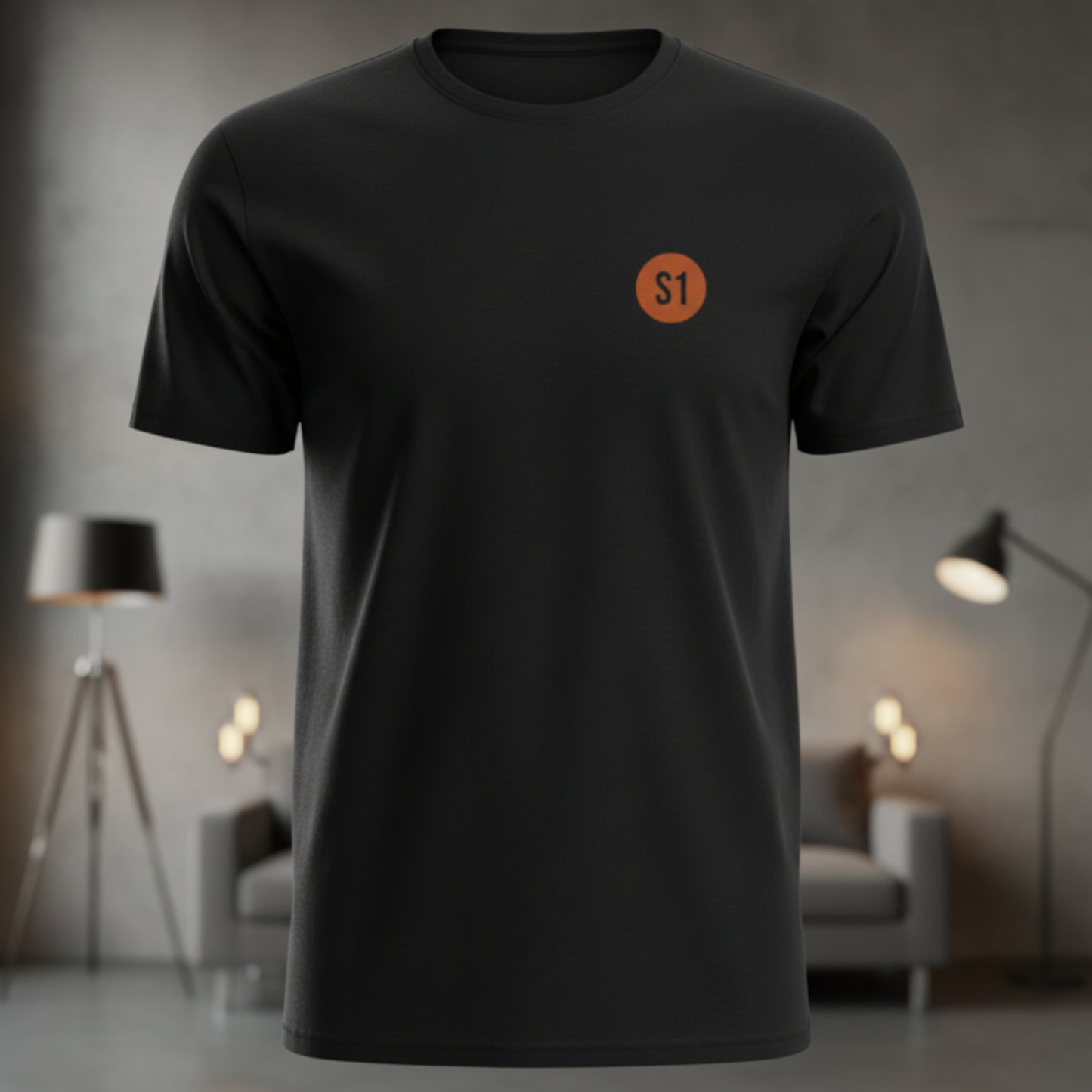 Vorderansicht des schwarzen Unisex T-Shirts im Regular Fit mit einem kleinen, orangefarbenen Status-1-Logo auf der linken Brust.