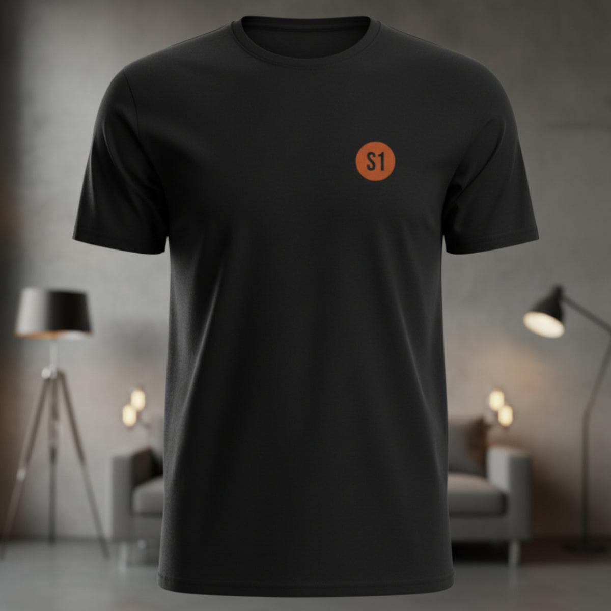 Vorderansicht des schwarzen Unisex T-Shirts im Regular Fit mit einem kleinen, orangefarbenen Status-1-Logo auf der linken Brust.