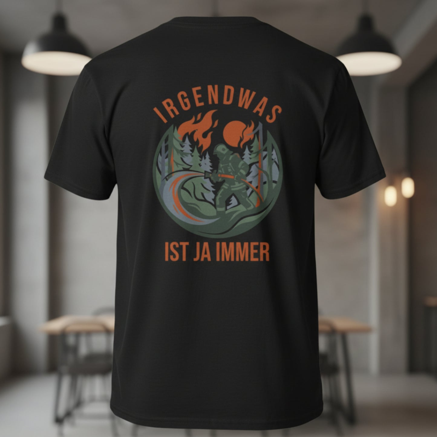 Rückansicht eines schwarzen Feuerwehr-Shirts mit großflächigem Waldbrand-Rückenprint im Retro-Patch-Look und dem Slogan Irgendwas ist ja immer.