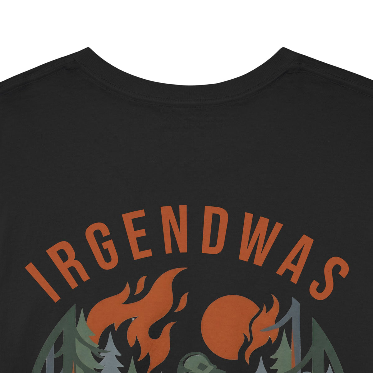 Digitaler Design-Ausschnitt des runden Waldbrand-Motivs mit dem bogenförmigen orangefarbenen Schriftzug IRGENDWAS.