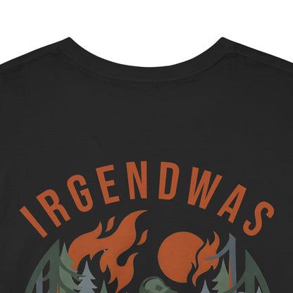 Digitaler Design-Ausschnitt des runden Waldbrand-Motivs mit dem bogenförmigen orangefarbenen Schriftzug IRGENDWAS.