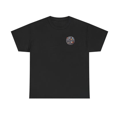 Freigestelltes schwarzes Baumwoll-T-Shirt mit buntem Halloween-Feuerwehr-Logo auf weißem Hintergrund.