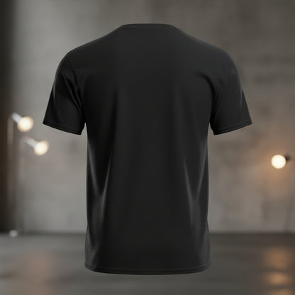 Rückansicht des schlichten schwarzen T-Shirts im klassischen Regular Fit vor einem stimmungsvoll beleuchteten Hintergrund.