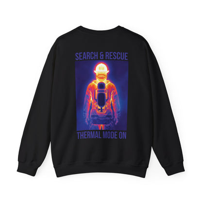 Freigestellte Rückansicht des schwarzen Feuerwehr-Sweaters mit dem farbintensiven Infrarot-Aufdruck auf weißem Hintergrund.