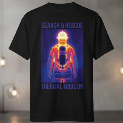 Rückansicht eines schwarzen Feuerwehr-Shirts mit großflächigem bunten Wärmebild-Rückenprint und dem Schriftzug SEARCH & RESCUE THERMAL MODE ON.