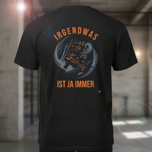 Rückansicht eines schwarzen Feuerwehr-Shirts mit großflächigem Unwetter-Rückenprint im Retro-Patch-Look und dem Slogan Irgendwas ist ja immer.