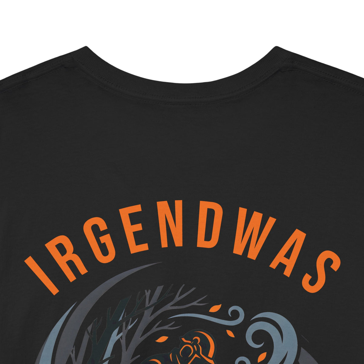 Digitaler Design-Ausschnitt des kreisrunden Unwetter-Motivs mit dem bogenförmigen orangefarbenen Schriftzug IRGENDWAS.