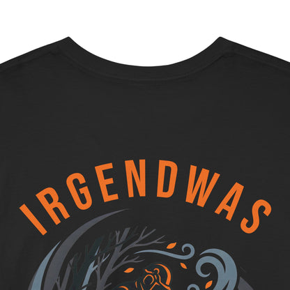 Digitaler Design-Ausschnitt des kreisrunden Unwetter-Motivs mit dem bogenförmigen orangefarbenen Schriftzug IRGENDWAS.