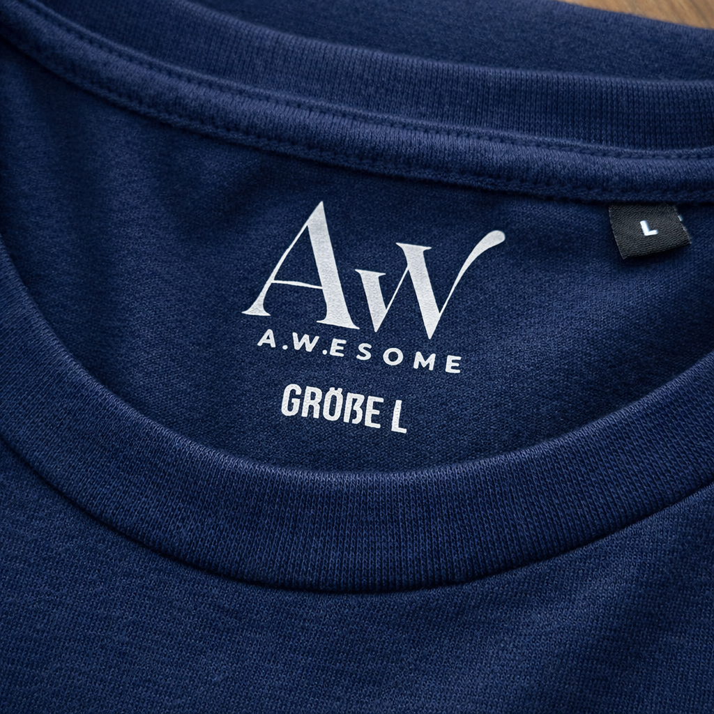 Detail des Nackenbereichs beim dunkelblauen Baumwoll-T-Shirt mit eingedrucktem weißen AW Awesome Logo ohne Etikett.