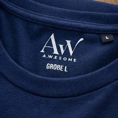 Detail des Nackenbereichs beim dunkelblauen Baumwoll-T-Shirt mit eingedrucktem weißen AW Awesome Logo ohne Etikett.