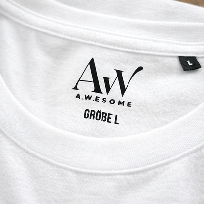 Detail des Nackenbereichs beim weißen Baumwoll-T-Shirt mit eingedrucktem AW Awesome Logo ohne störendes Etikett.