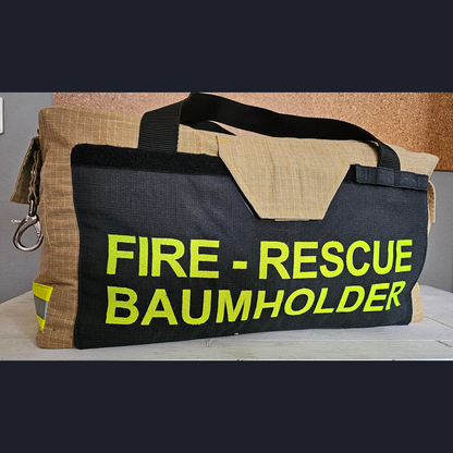 Upcycling-Feuerwehrtasche aus beiger Jacke mit schwarzem Rückenaufdruck FIRE - RESCUE BAUMHOLDER in neongelber Schrift und Karabinerhaken.