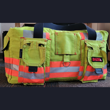 Upcycling-Feuerwehrtasche aus neongelber Einsatzkleidung mit orange-silbernen Reflektoren, aufgesetzten Taschen, D-Ring und DEVA-Logo.