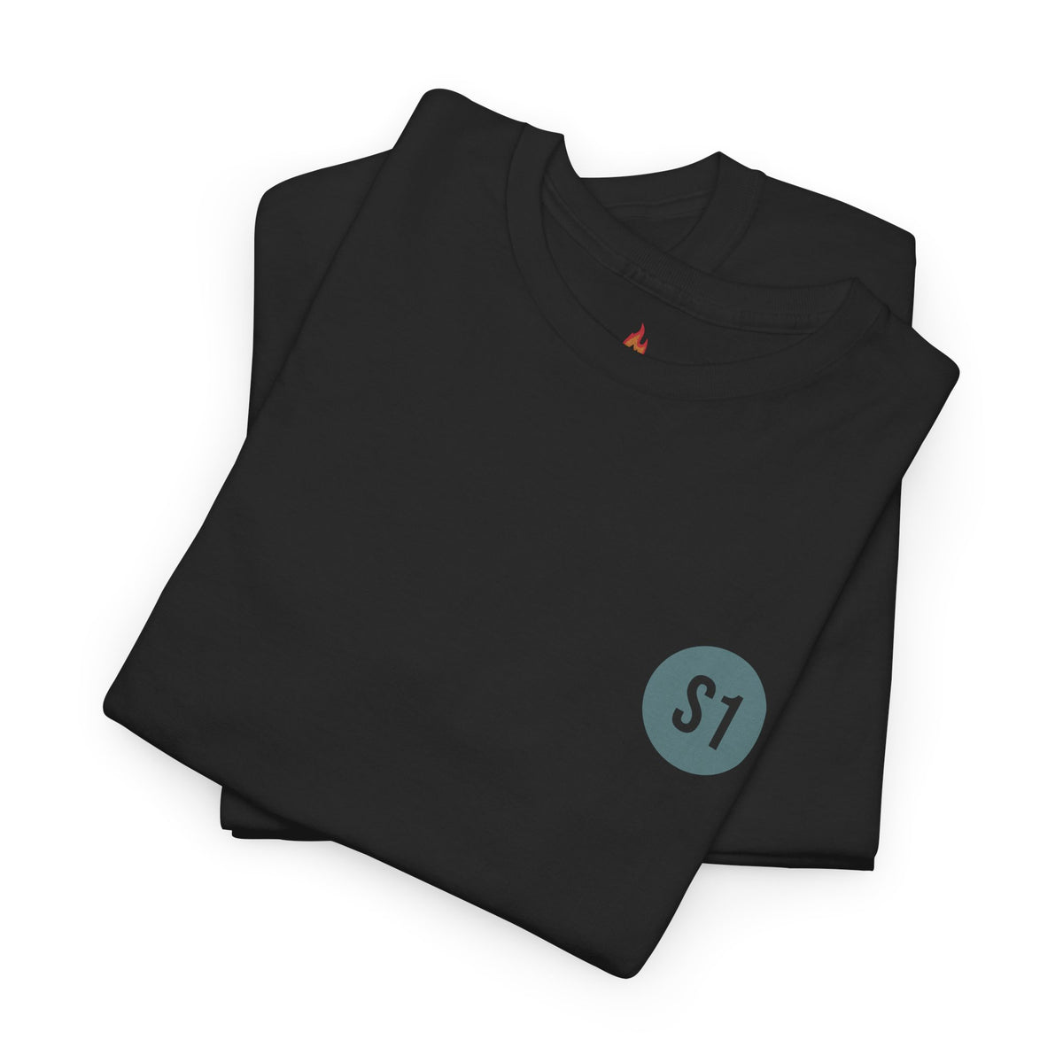 Zwei ordentlich zusammengefaltete schwarze Feuerwehr-Shirts der Einsatzserie übereinandergelegt auf dunklem Untergrund.