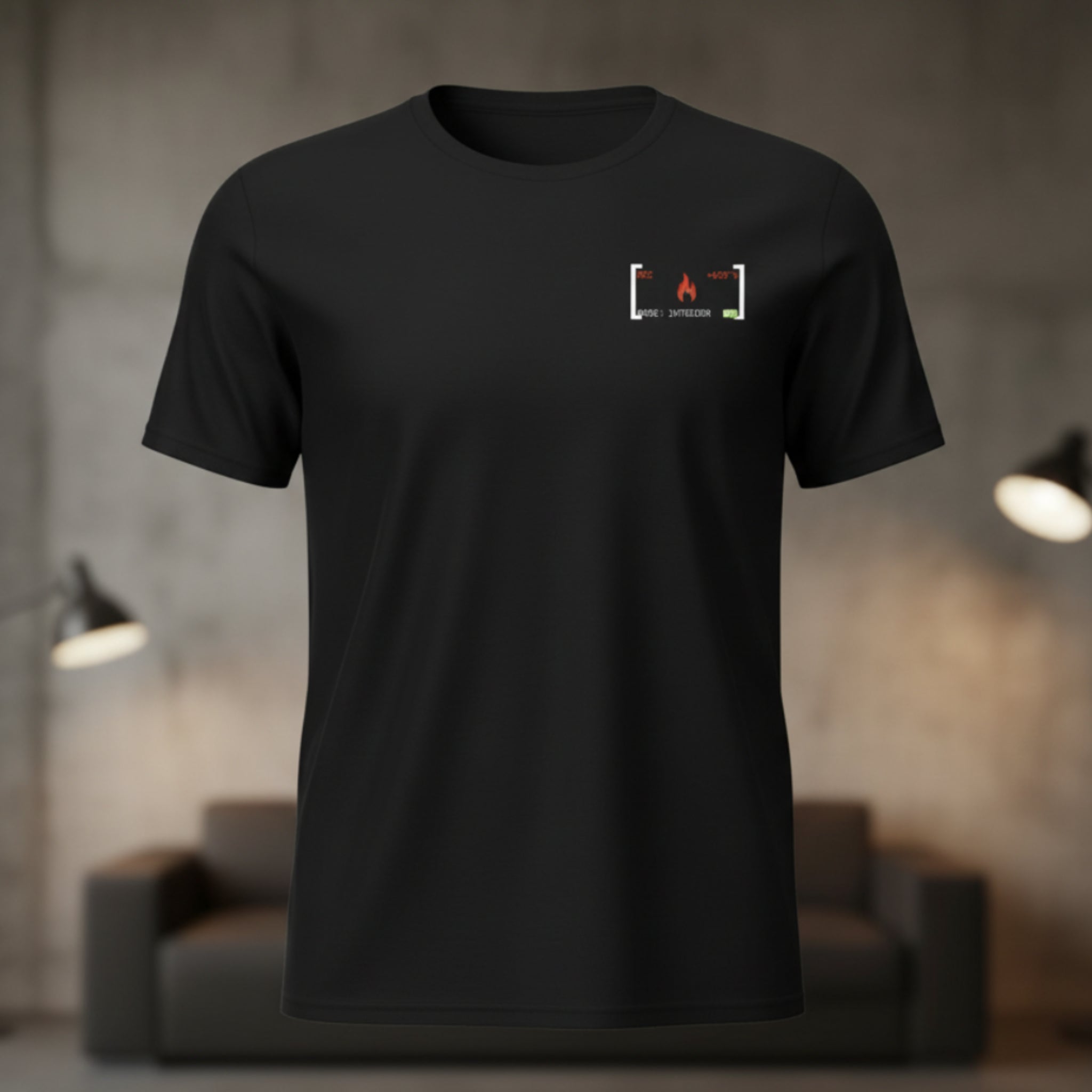 Vorderansicht des schwarzen Unisex T-Shirts im Regular Fit mit einem minimalistischen weißen HUD-Emblem auf der linken Brust.