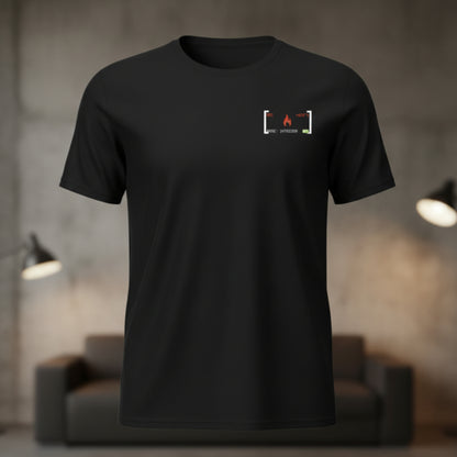 Vorderansicht des schwarzen Unisex T-Shirts im Regular Fit mit einem minimalistischen weißen HUD-Emblem auf der linken Brust.