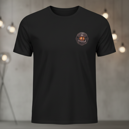 Vorderansicht eines schwarzen Unisex T-Shirts mit rundem Halloween-Feuerwehr-Logo auf der linken Brust.