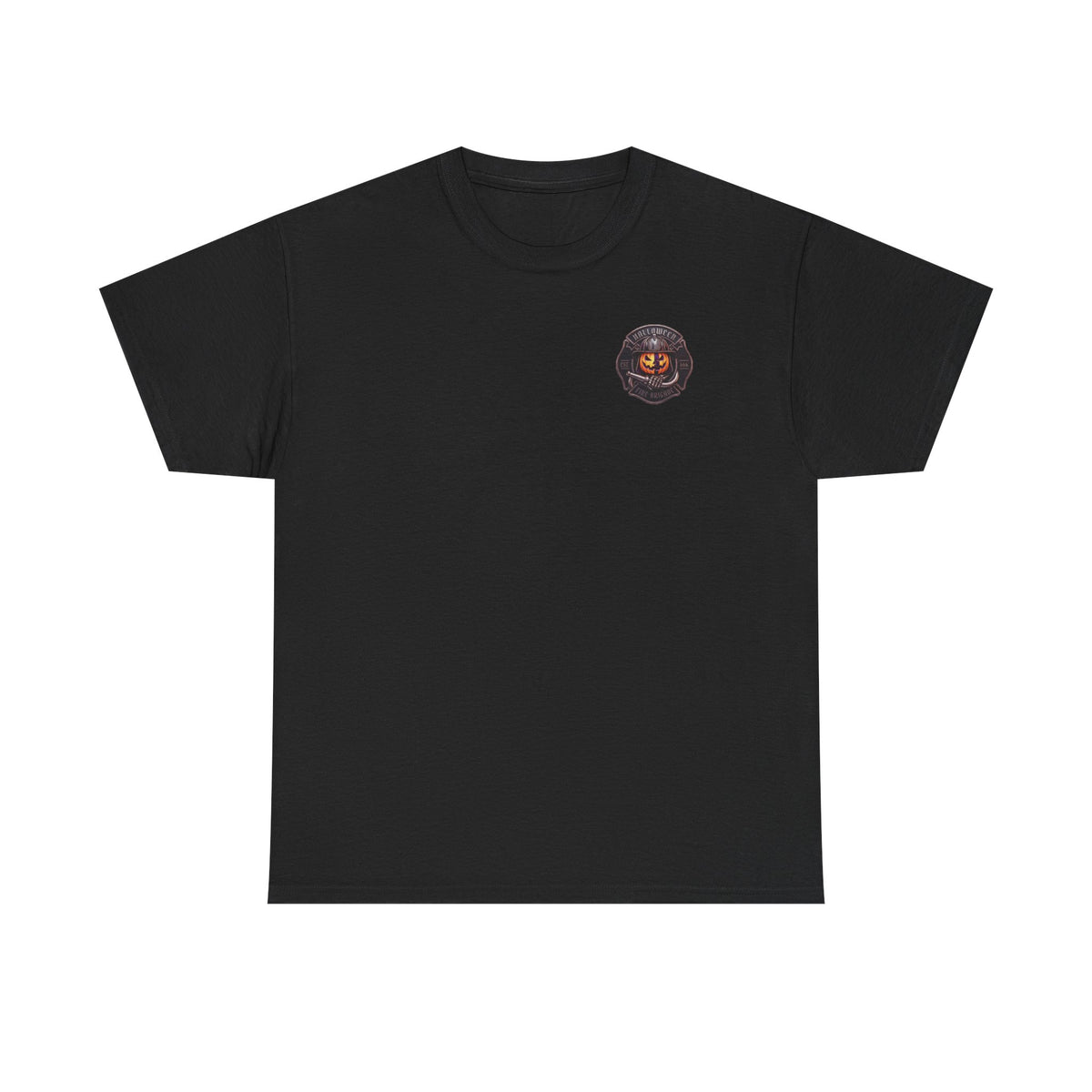 Freigestelltes schwarzes Baumwoll-T-Shirt mit rundem Halloween-Feuerwehr-Brustprint auf weißem Hintergrund.