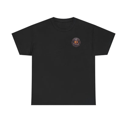 Freigestelltes schwarzes Baumwoll-T-Shirt mit rundem Halloween-Feuerwehr-Brustprint auf weißem Hintergrund.