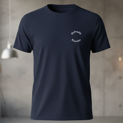 Vorderansicht eines dunkelblauen Unisex-Feuerwehr-Shirts mit dem dezenten, runden Brust-Aufdruck Hydraulik Künstler.