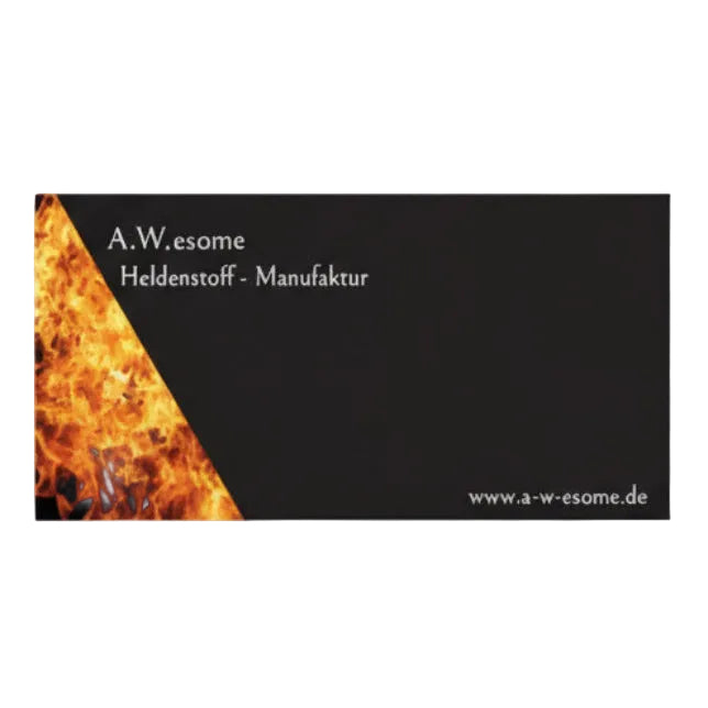 Rückseite der Gutscheinkarte im dunklen Design mit Flammen-Element, AW Awesome Logo und Platzhalter für den Gutscheincode.