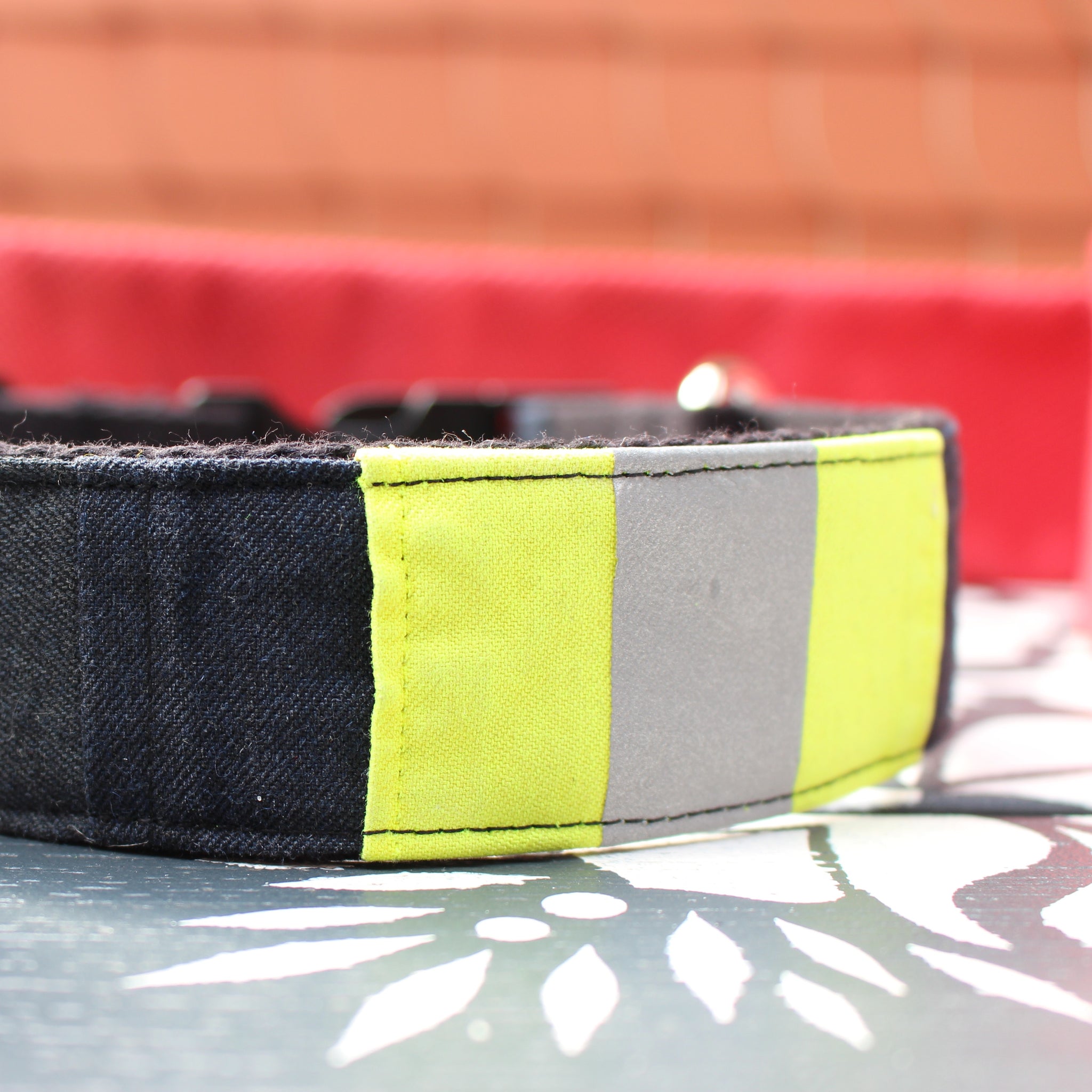 Seitliche Studioaufnahme des 4 cm breiten, reflektierenden Halsbands für mehr Sichtbarkeit bei Dunkelheit.