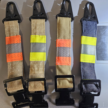 "Feuerwehr-Handschuhhalter mit Taktik-Karabiner in allen Varianten: sandfarben-kariert, sandfarben und dunkelblau mit orangen und gelben Reflexstreifen – Upcycling aus Aramid-Einsatzkleidung"