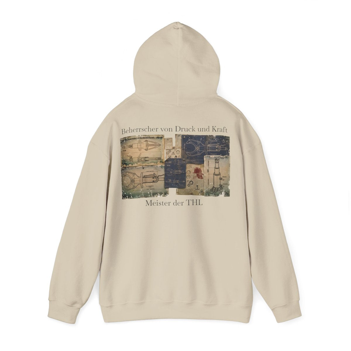 Freigestellte Rückansicht des sandfarbenen Feuerwehr-Pullovers mit der Vintage-Patentzeichnung von Rettungsgeräten auf weißem Hintergrund.

