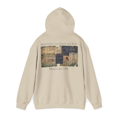 Freigestellte Rückansicht des sandfarbenen Feuerwehr-Pullovers mit der Vintage-Patentzeichnung von Rettungsgeräten auf weißem Hintergrund.
