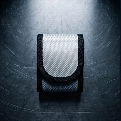 "Weiße Upcycling Meldertasche für Swissphone s.QUAD aus Feuerwehrschlauch mit schwarzer Gurtband-Einfassung – schlichte Variante ohne Print auf Metalluntergrund"